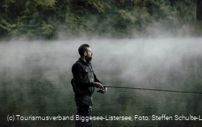 Angler mit Nebel 1, TV Biggesee-Listersee.jpg